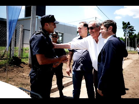 Kicillof salta la grieta para apostar al dialogismo: visitó a dos intendentes de la UCR y entregó viviendas