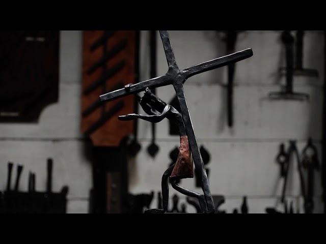 Vídeo relacionado con DICOSMETIC Cruz de pared de crucifijo de metal delgado con Jesús e INRI 26,5 cm de largo, cruz de metal para decoración del hogar, plata envejecida