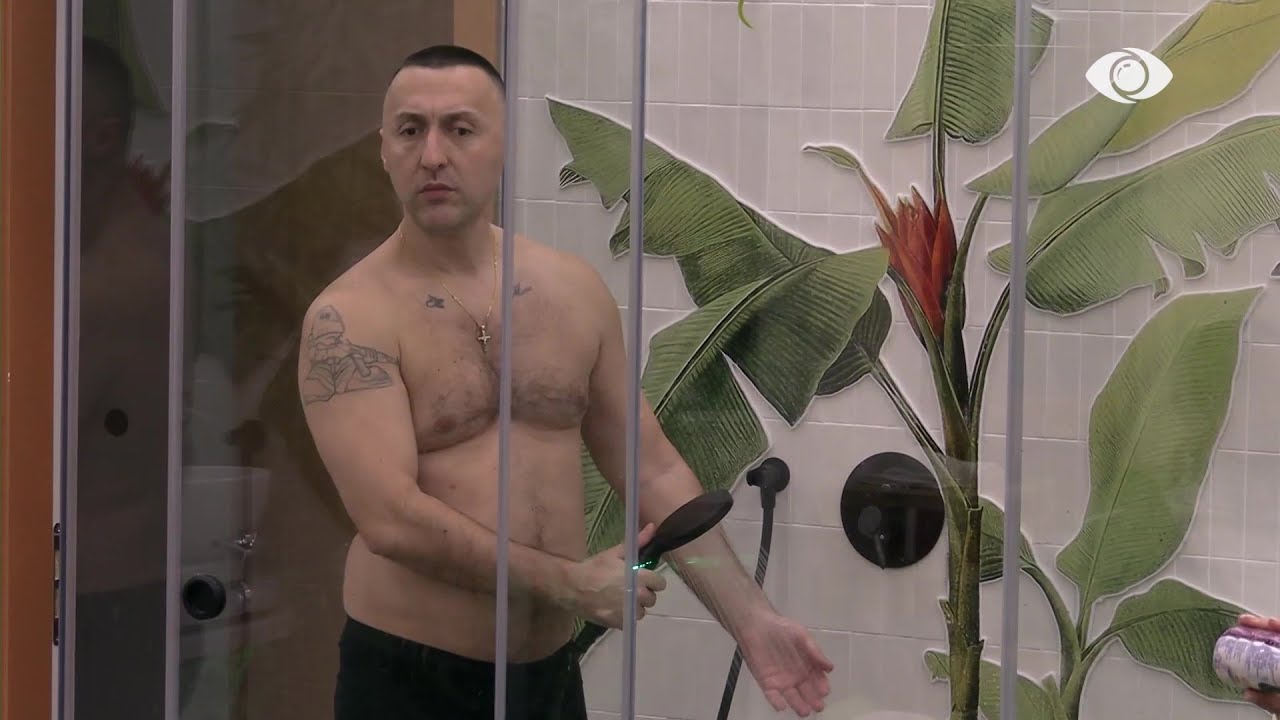 Dënim për G Banin, zhvishet dhe futet në dush përpara banorëve të tjerë/ Xumi e komenton