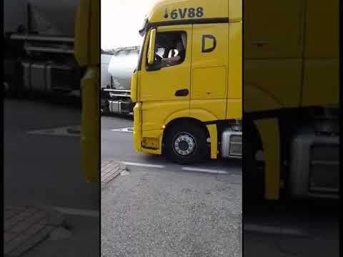 BRANDIZZO: TIR INCASTRATO NELLA DOPPIA ROTATORIA VIA TORINO - 1 AGOSTO 2018