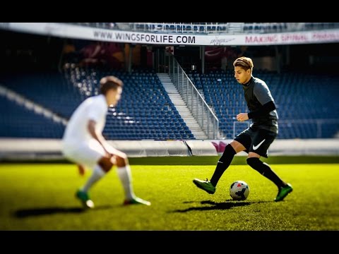 Hachim Mastour plays FIFA 14 - Player vs. Gamer