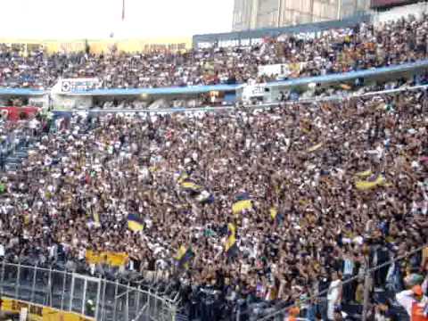 "La ReBeL callando al chemo en el cementerio" Barra: La Rebel &bull; Club: Pumas