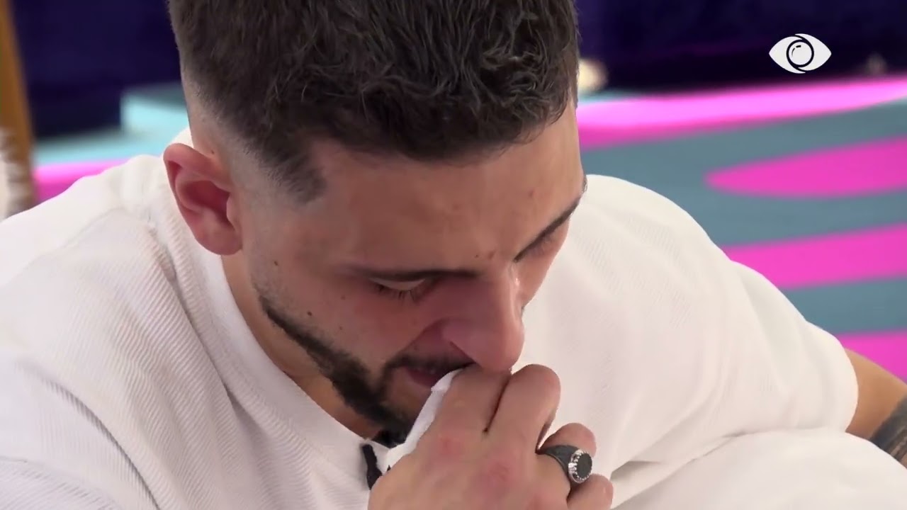 Gimbo qan teksa i qëndron afër Selin