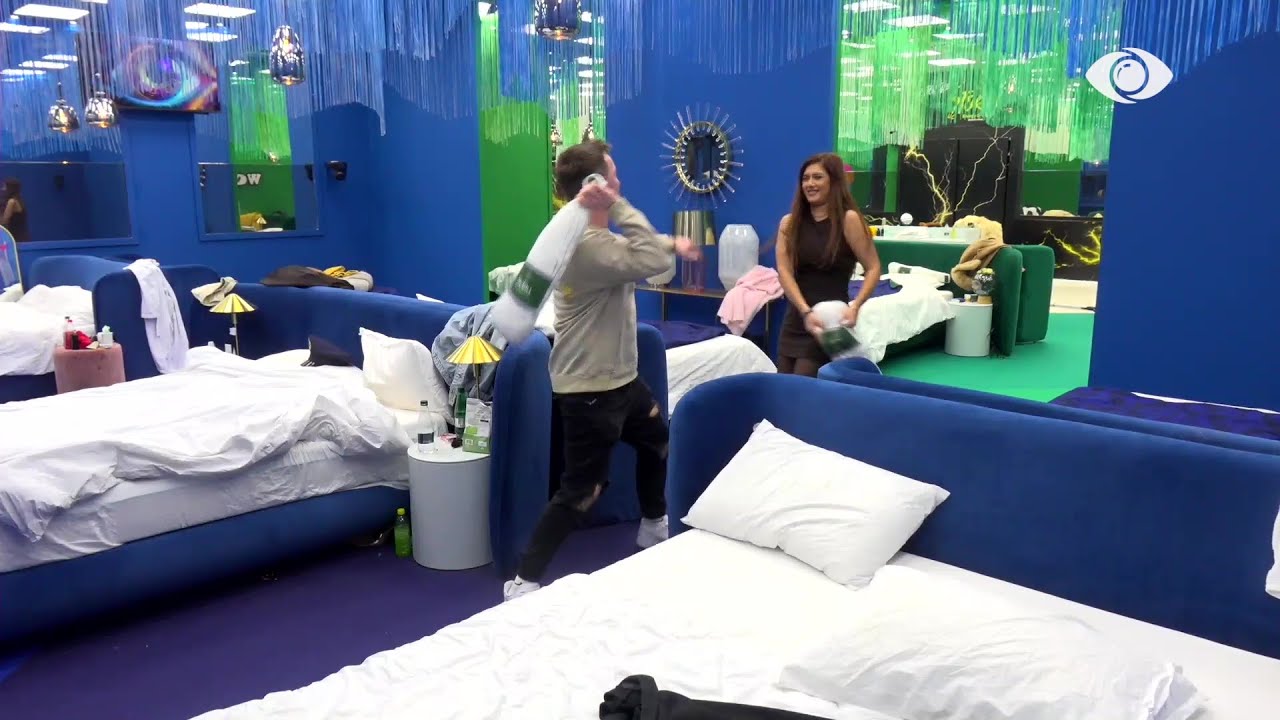 Krisa dhe Tiri luajnë me jastëkë në shtëpi