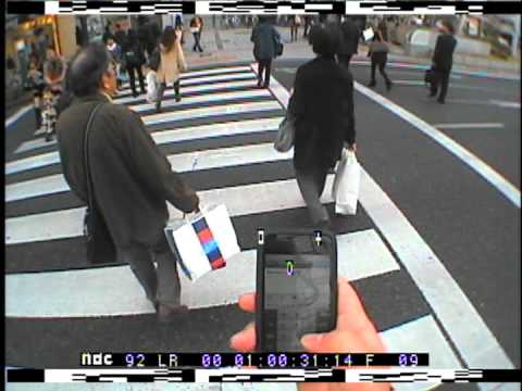 スマートフォン使用実証実験（スマートフォン使用横断中）
