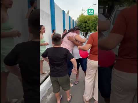 Porteiro de escola no Ceará ganha moto de pais de alunos; veja o vídeo da homenagem