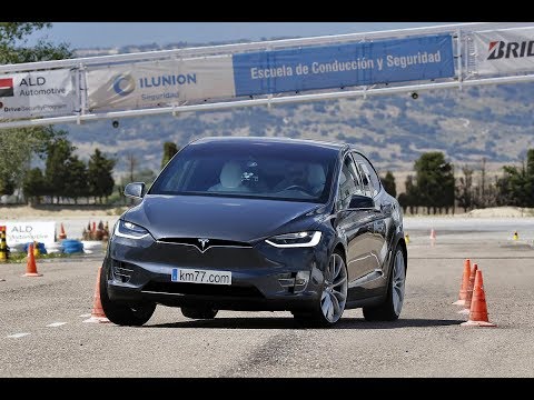 Tesla Model X 2016 – Maniobra de esquiva (moose test) y eslalon | km77.com