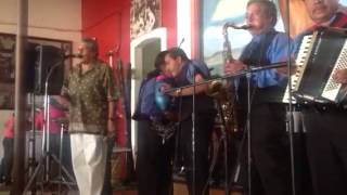 MIKE LAURE EN EL BEER GARDEN CHAPALA JALISCO