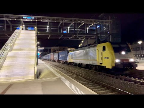 #294# TRENI MERCI - La canarina in transito in testa a un lungo intermodale a Bellinzona #alptransit