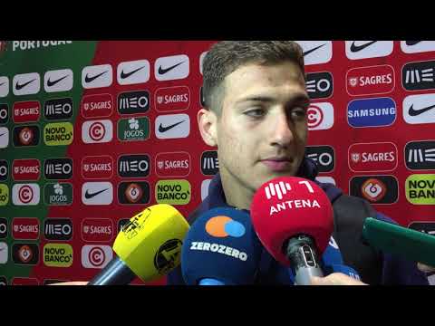 Diogo Dalot à espera das oportunidades e de olhos...