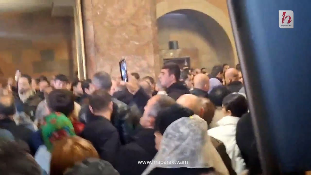 Լարված իրավիճակ` եկեղեցում. Հավատացյալները տալիս են կաթողիկոսի անունը