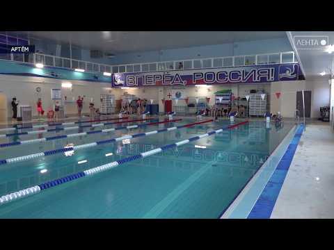 На этот раз на дорожках бассейна в Артёме самые старшие