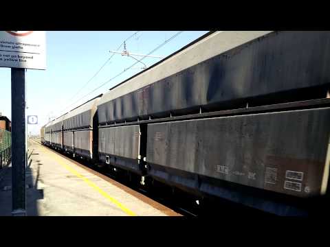 TRENO MERCI IN TRANSITO CON SALUTO DEL MACCHINISTA : BORGO S. DALMAZZO (CN) 8 - 3 - 2015.