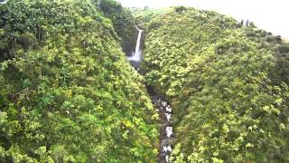 preview picture of video 'Zipline over Kolekole waterfall'