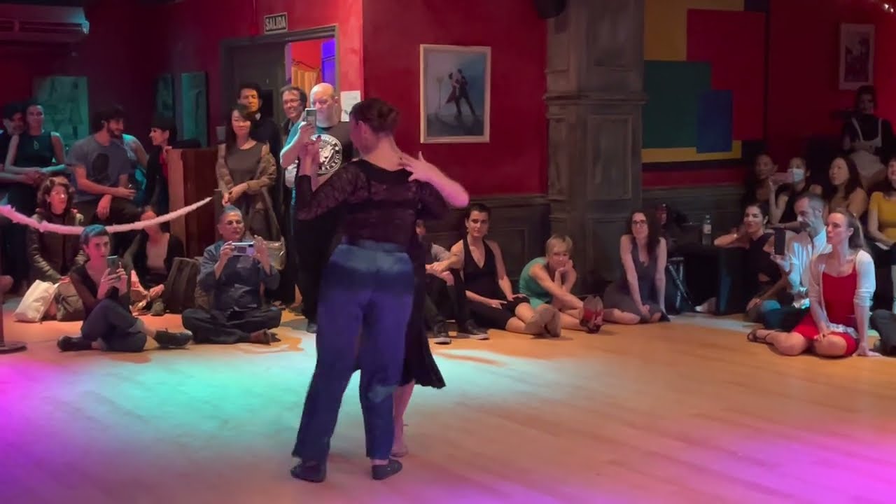 Video thumbnail for Silvina Valz y Victoria Ramirez @ Milonga Muy Lunes 5/1/23 #1