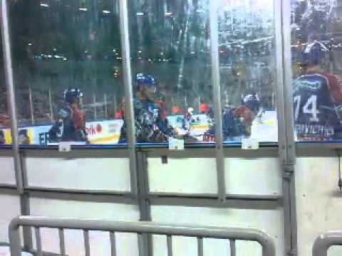 Medvescak - KAC warm-up, Dustin Jeffrey dancing