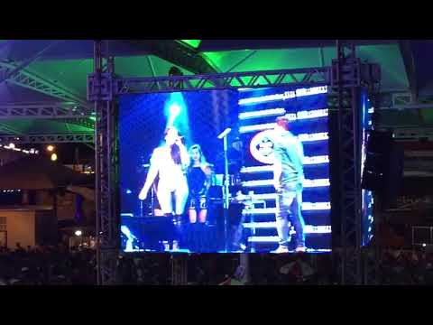 Leticia Coimbra canta com Leonardo na 46ª Efapi