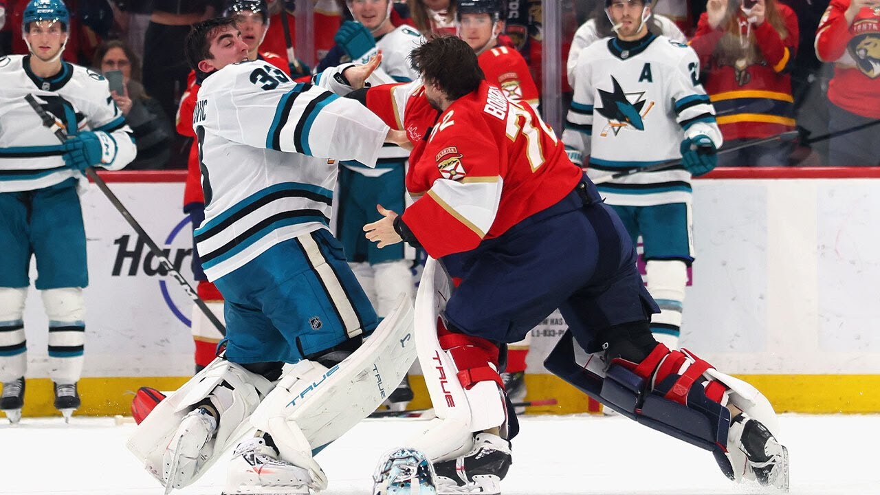 Sergei Bobrovsky & Alex Nedeljkovic drop the gloves!!