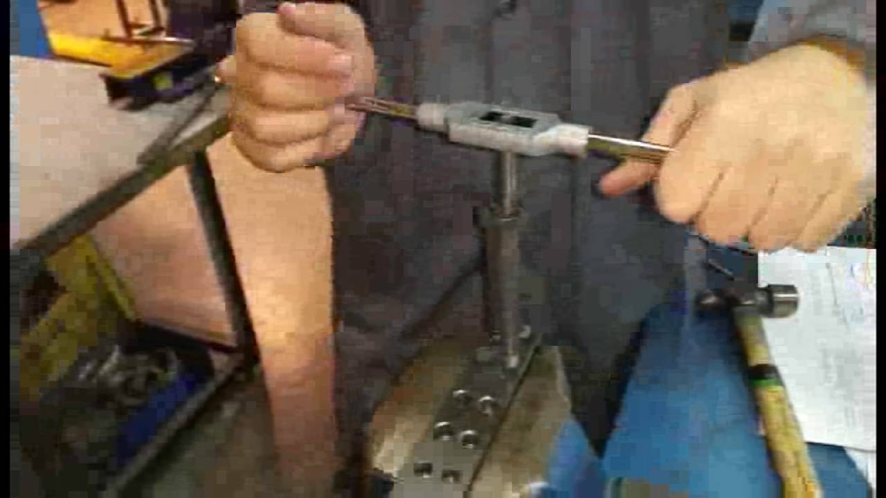 Extracción de tornillos rotos con macho cónico de rosca a izquierdas