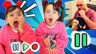 Bia e Bela Brincam com Controle Mgico do Pause e Ensinam o Papai a Comer Saudvel - Pause Challenge