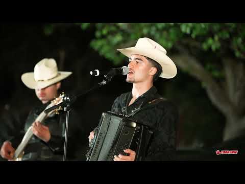 Los Chavalones - A Punto de Balazos (En Vivo)