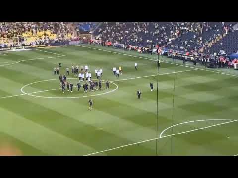 #UltrAslan Mert Hakan Yandaş'ı tribünlere çağırıp sevgi gösterisinde bulundu. #GalataSaray #Derbi