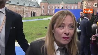 Fuorionda della premier Meloni durante il punto stampa in Belgio: "Sto congelando"
