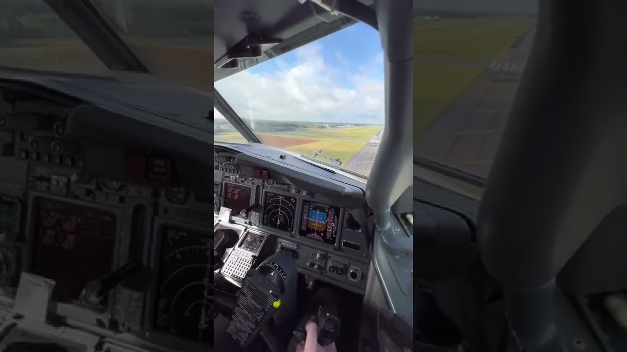 Boeing 737 Landing (Cockpit View)