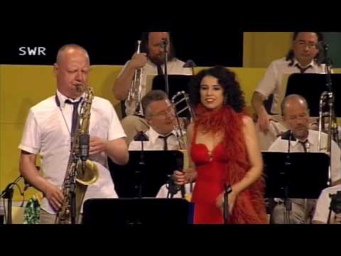 Vem Morena: bossarenova live / SWR Big Band cond. by Ralf Schmid feat. Paula Morelenbaum