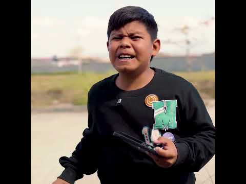 Por andar con el teléfono le dio el Dinero a otra persona. 😱