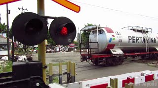 Download lagu [SEBELUM PINDAH] Proses Langsir KA BBM Pertamina di Perlintasan KA JPL 213 Tegal mp3