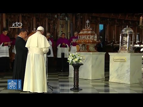 Prière devant les reliques des saints péruviens