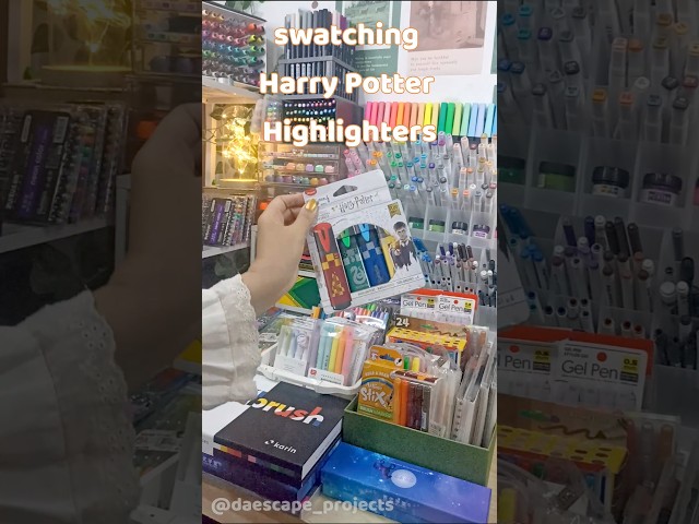 Vídeo relacionado con MAPED - Pack de Subrayadores - Colección de Harry Potter - 4 Subrayadores con Diseño Lúdico - Amarillo, Rojo, Azul y Verde - Punta Biselada - Tapón a Presión - Ideal para Apuntes, 740701