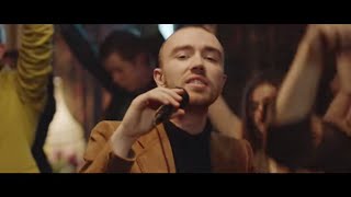 Musik-Video-Miniaturansicht zu As The World Caves In Songtext von Matt Maltese