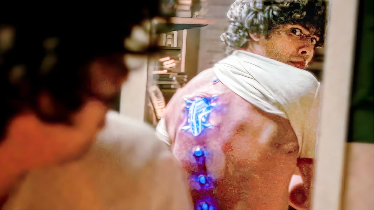 Ele tem um BESOURO nas COSTAS e se Torna em um  SUPER-HERÓI