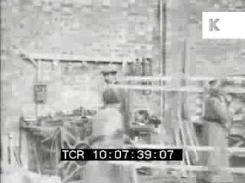 Women building airplanes in WWI