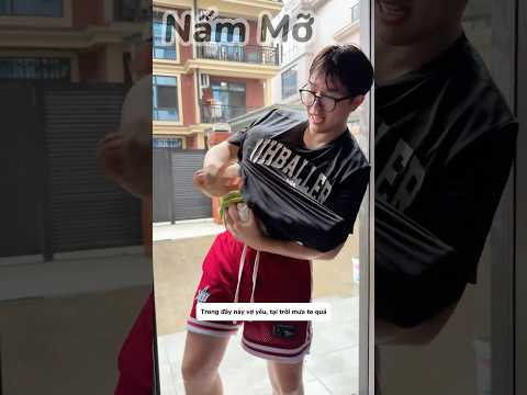 Ông bố nghĩ cách giúp con tránh mưa không bị ướt, chiêu quá bá đạo! 🌧️👨‍👦😂#shorts