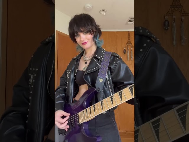 Vídeo relacionado con Heavy Metal Guitarra Rocker Rock Star Música Rock and Roll Sudadera