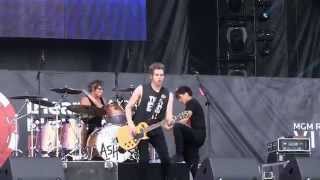 5 Seconds of Summer- &quot;Eighteen&quot; (720p) Live at the IHeartRadio Festival Villiage 2014