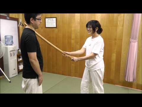 木刀をそっと当てて痛くなく崩す