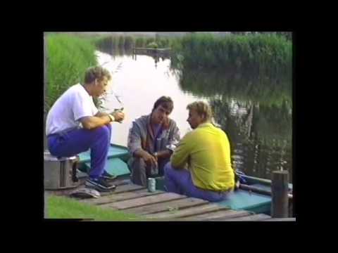 holleeder en cor van hout drinken een biertje