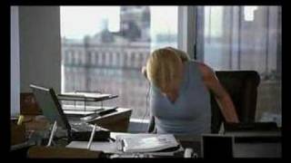 Jenna Elfman et son portable