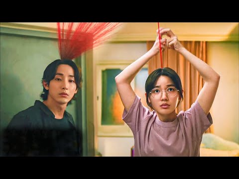 بنت بتلاقي نضارة بتعمل خط احمر فوق الشخص حسب علاقاته وفوق حبيبها 100 خط أحمر!