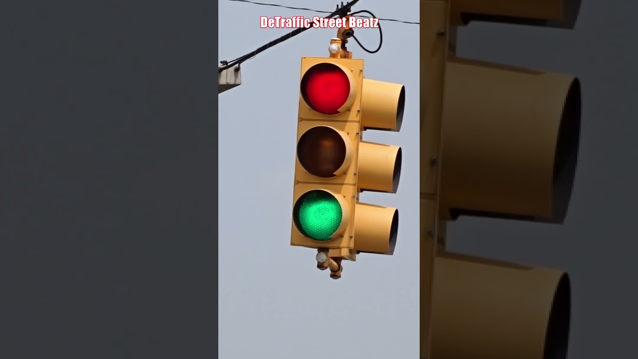 Flashing Red & Green Traffic Lights #trafficlights #detrafficstreetbeatz