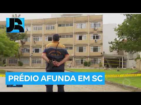 Prédio de quatro andares afunda em terreno em Itajaí (SC)
