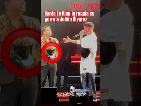 Santa Fe Klan le regala su gorra a Julión Álvarez
