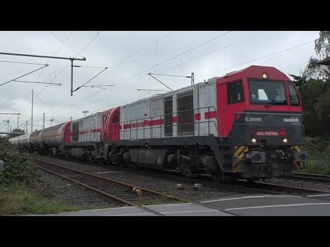 Vossloh 273 104-0 mit 273 103-2 (G 2000BB) mit Kesselwagen am Bahnübergang an der Sandstrasse in Ra.