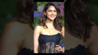 Download lagu Wow so gorgeous look 💕 #bollywood #youtube #mrunalthakur #vibes #hot mp3