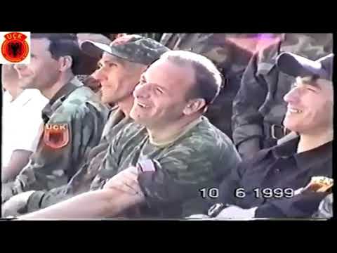 Ushtarët e UÇK-së në 1999 duke i kënduar Thaçit, Veselit, Klarkut e Klintonit