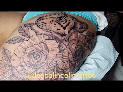 Tatuagem de tigre Leo Colin tattoo floral